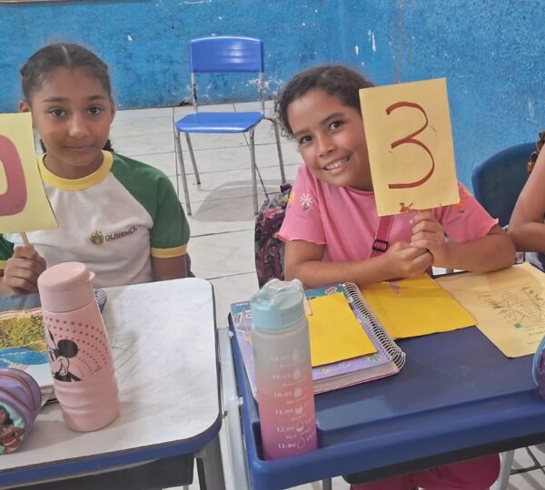 ESCOLA DE OLIVENÇA PROMOVE DINÂMICAS SOBRE PRONOMES E OBJETOS ESCOLARES EM INGLÊS: Alunos do 3º e 4º anos aprendem pronomes, expressões e objetos escolares com o professor Damyres