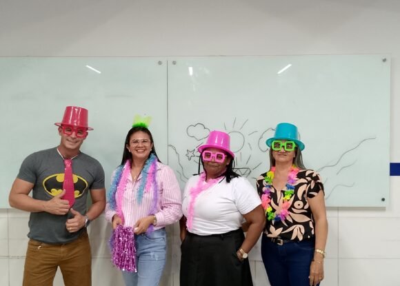 Sintonia multimídia: formação tem até karaokê com músicas em inglês que marcaram professores